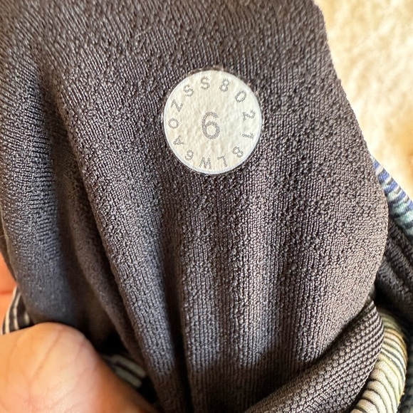 Lululemon On Pace Crop in Sun Dazed Multi Blue, size 6 - Picture 6 of 6